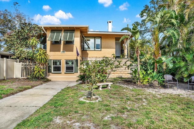 view of front of house featuring a front yard