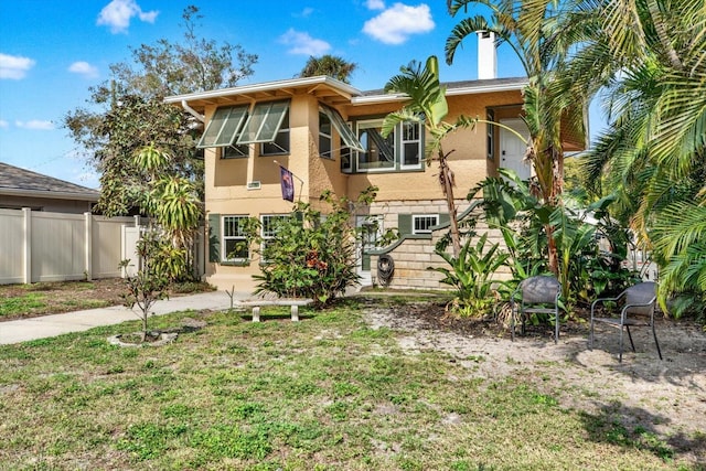 view of front of house featuring a front lawn