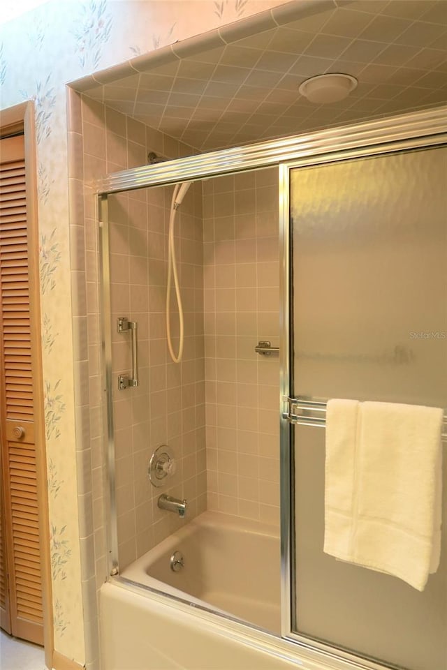 bathroom with enclosed tub / shower combo