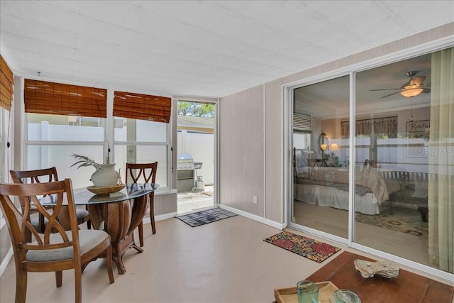 sunroom with ceiling fan