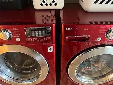 washroom featuring washer and clothes dryer