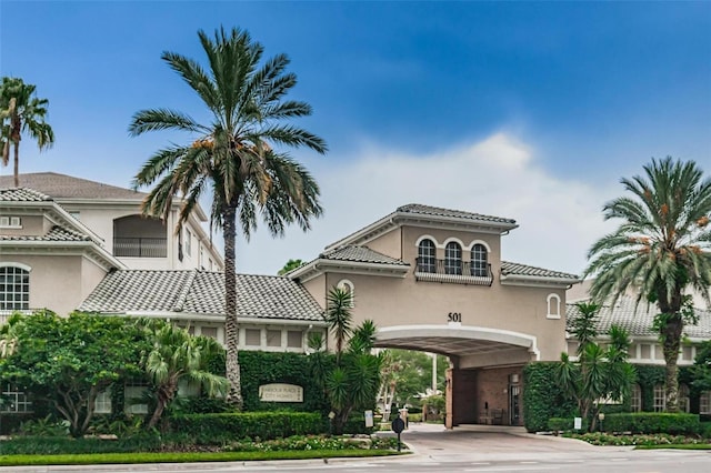 501 Knights Run Ave Unit 2119, Tampa, FL 33602 - view of front facade featuring a tiled roof and stucco siding