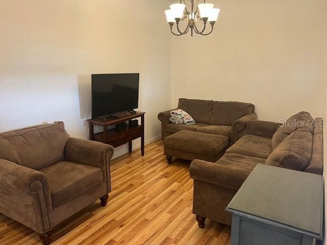501 Knights Run Ave Unit 2119, Tampa, FL 33602 - living area featuring a chandelier and light wood-style floors
