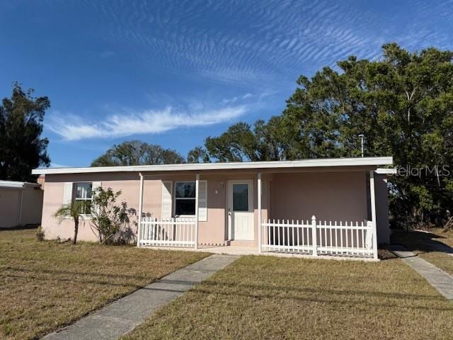 single story home featuring a porch and a front lawn