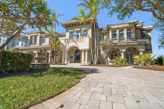 view of front of home featuring a balcony