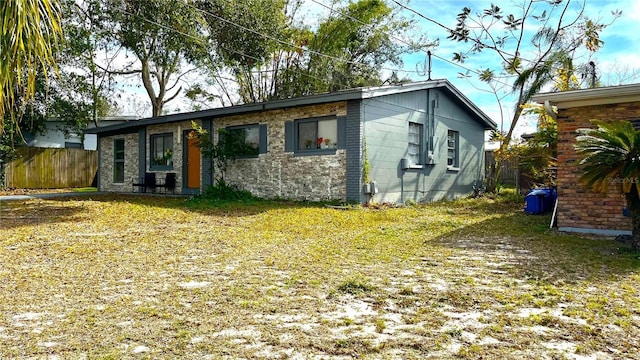 view of front of home featuring a front yard