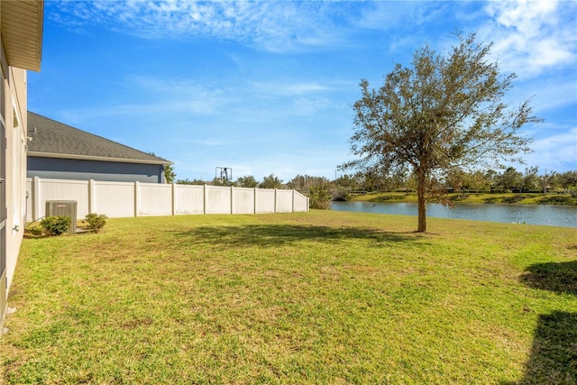 view of yard featuring a water view