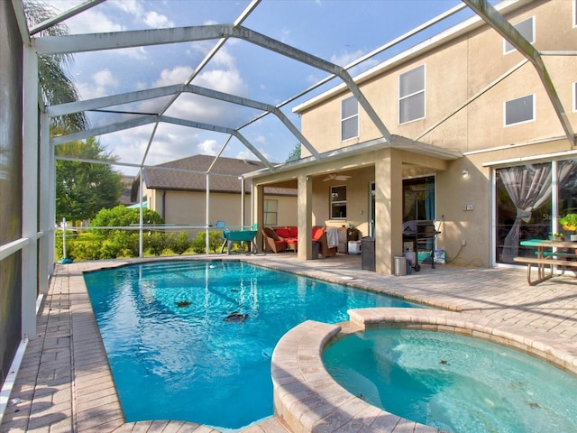 view of swimming pool featuring a lanai, an in ground hot tub, ceiling fan, an outdoor living space, and a patio