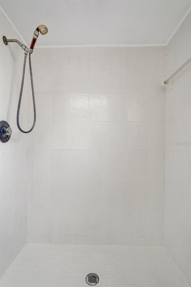 bathroom featuring tiled shower