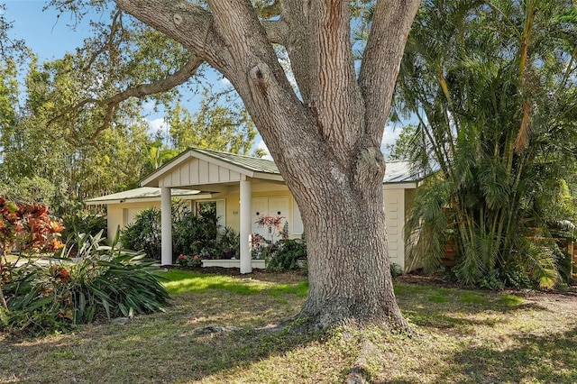 view of front of property featuring a front lawn