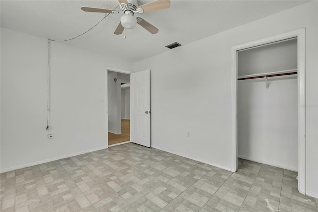 unfurnished bedroom with ceiling fan and a closet