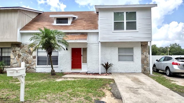 view of front of house featuring a front lawn