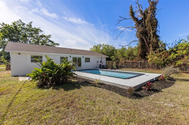 view of swimming pool featuring a yard