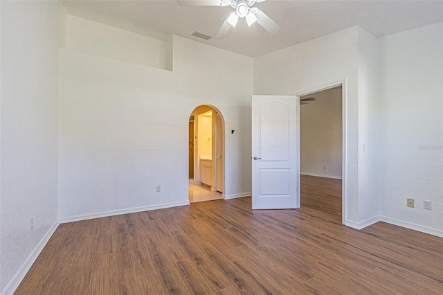 empty room featuring dark wood-type flooring and ceiling fan