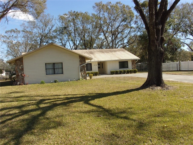 single story home featuring a front lawn