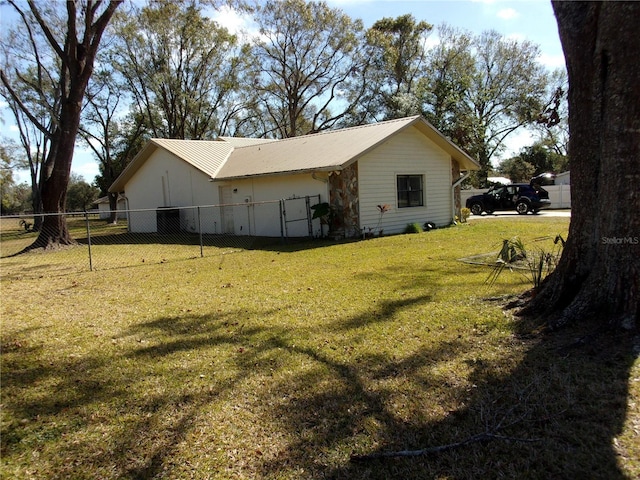 view of side of property featuring a lawn