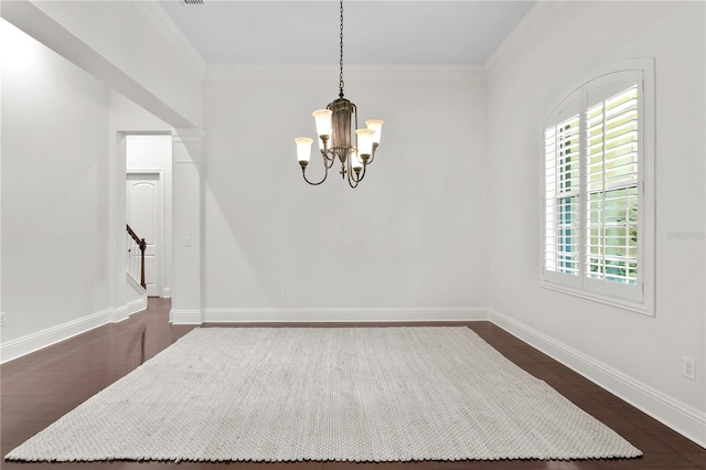 unfurnished room with crown molding, dark wood-type flooring, and a notable chandelier