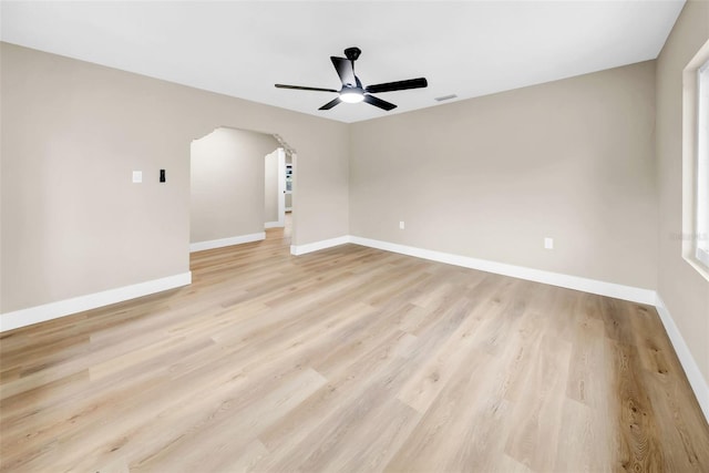 empty room featuring light hardwood / wood-style floors and ceiling fan