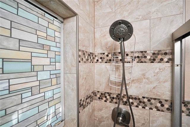 bathroom featuring a tile shower