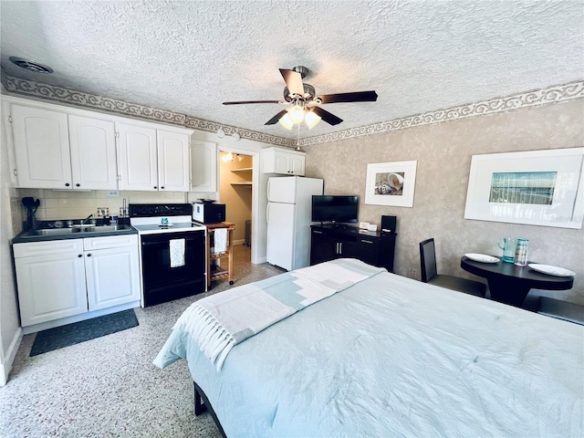 bedroom featuring ceiling fan, freestanding refrigerator, a textured ceiling, light speckled floor, and a sink