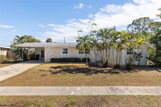 view of front of home featuring a carport and a front yard