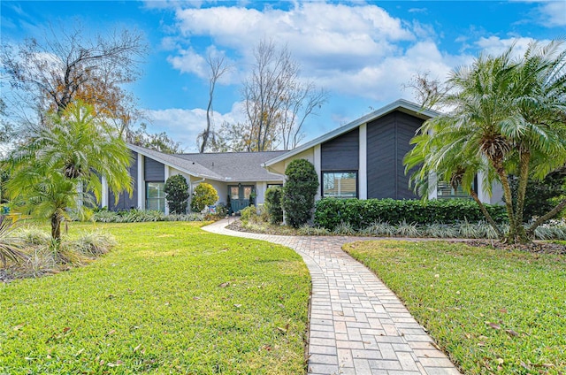 view of front of house featuring a front yard