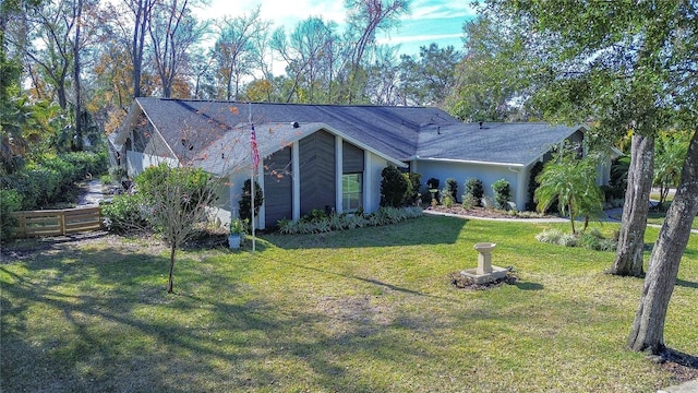 view of front of house featuring a front yard