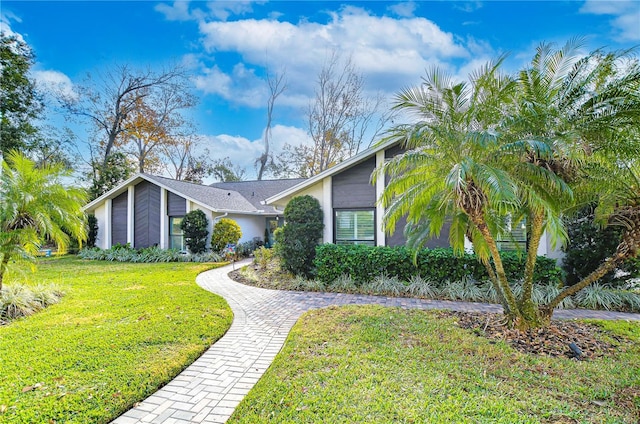 view of front of property featuring a front lawn