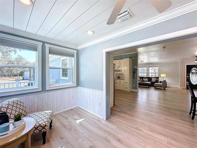 sitting room featuring crown molding, light hardwood / wood-style floors, and ceiling fan