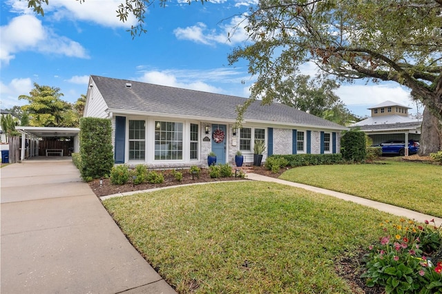 view of front of house featuring a carport and a front lawn