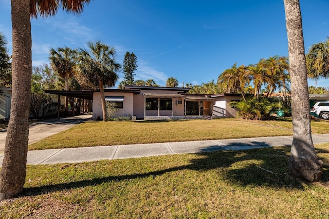 view of front of house featuring a front yard and a carport