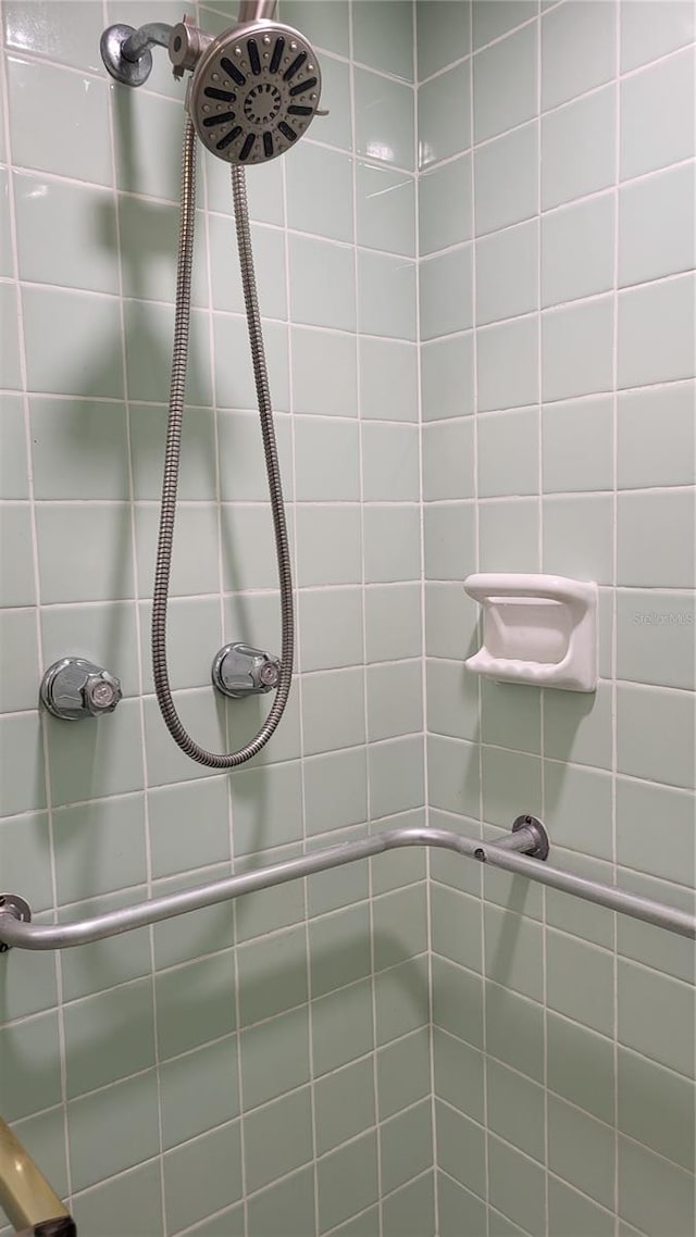 bathroom featuring a tile shower