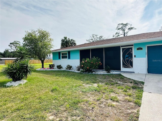 single story home featuring a front lawn