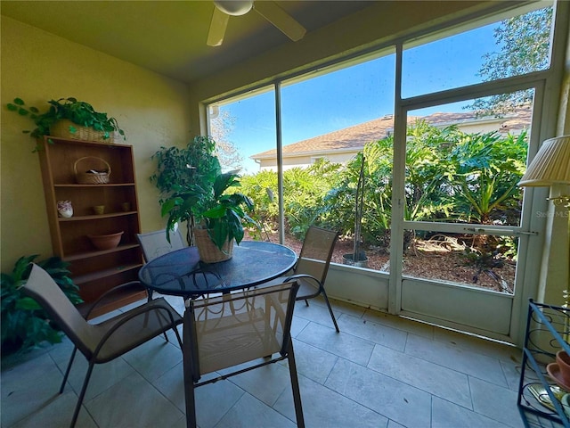 sunroom with ceiling fan