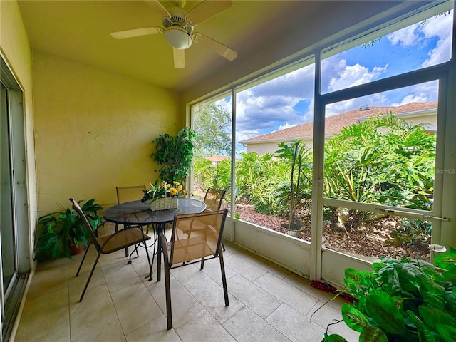 2116 Nantucket Dr Unit 19, Sun City Center, FL 33573 - sunroom featuring a ceiling fan and outdoor dining area