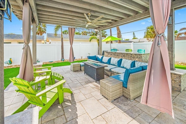 view of patio / terrace featuring a fenced backyard, an outdoor hangout area, and a ceiling fan