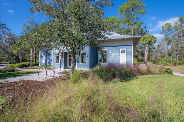 view of front of property featuring a front yard