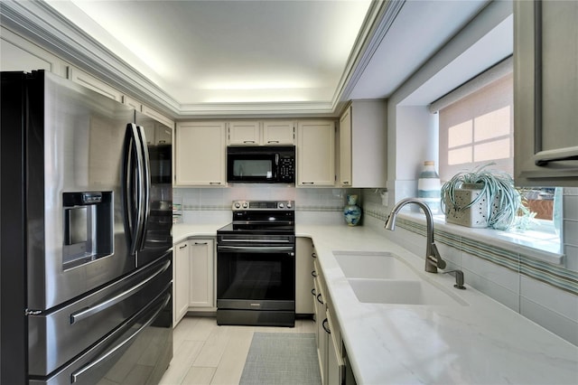 kitchen with sink, decorative backsplash, a tray ceiling, stainless steel refrigerator with ice dispenser, and electric stove