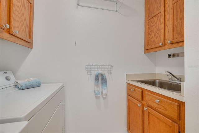 laundry room with cabinets, sink, and independent washer and dryer