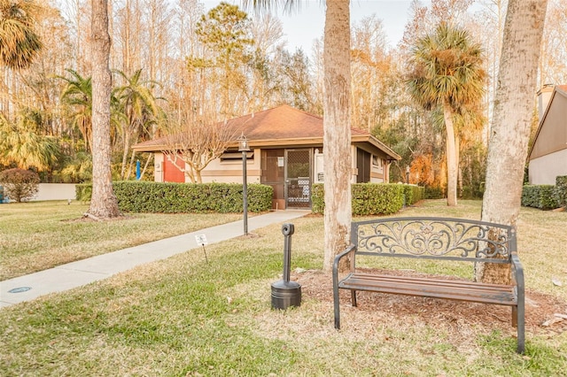 view of front of property featuring a front yard