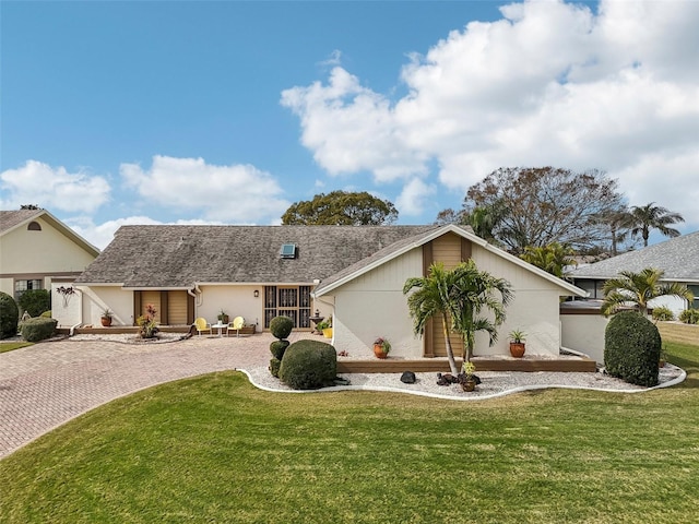 single story home with a front yard