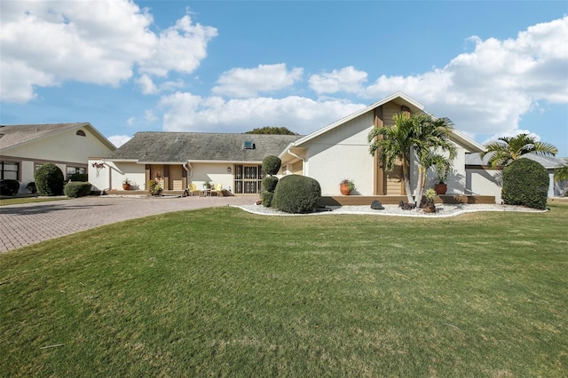 ranch-style home featuring a front lawn