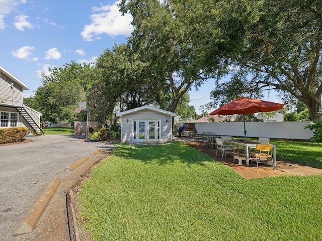 view of yard with an outdoor structure