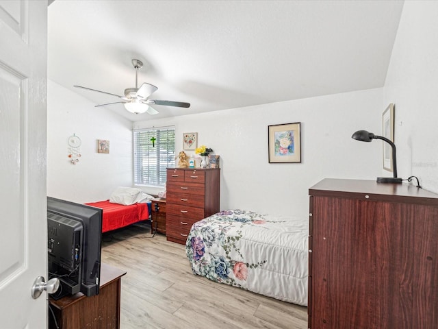 bedroom featuring lofted ceiling, light hardwood / wood-style floors, and ceiling fan