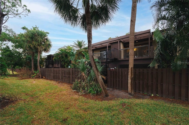 view of yard featuring a balcony