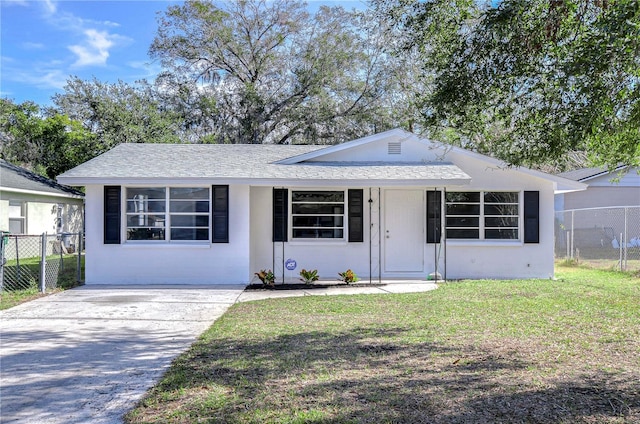 ranch-style house featuring a front yard