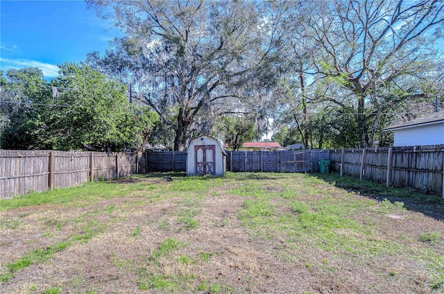 view of yard featuring a storage shed