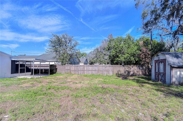 view of yard featuring a storage shed