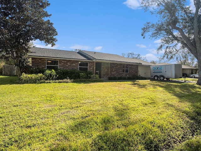 view of front of property featuring a front yard