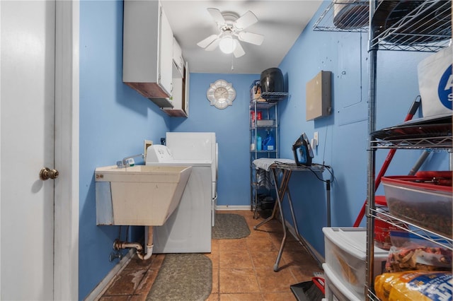 laundry room with cabinets, washer and clothes dryer, sink, and ceiling fan